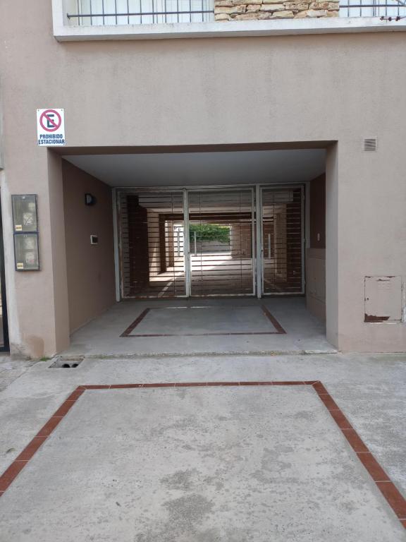 un garaje vacío con una puerta en un edificio en Jugueze Tres Arroyos II en Tres Arroyos