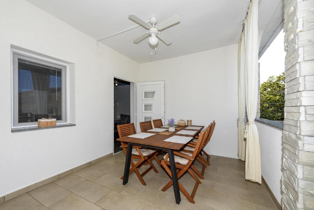 Zdjęcie z galerii obiektu Diva Apartment w mieście Povljana
