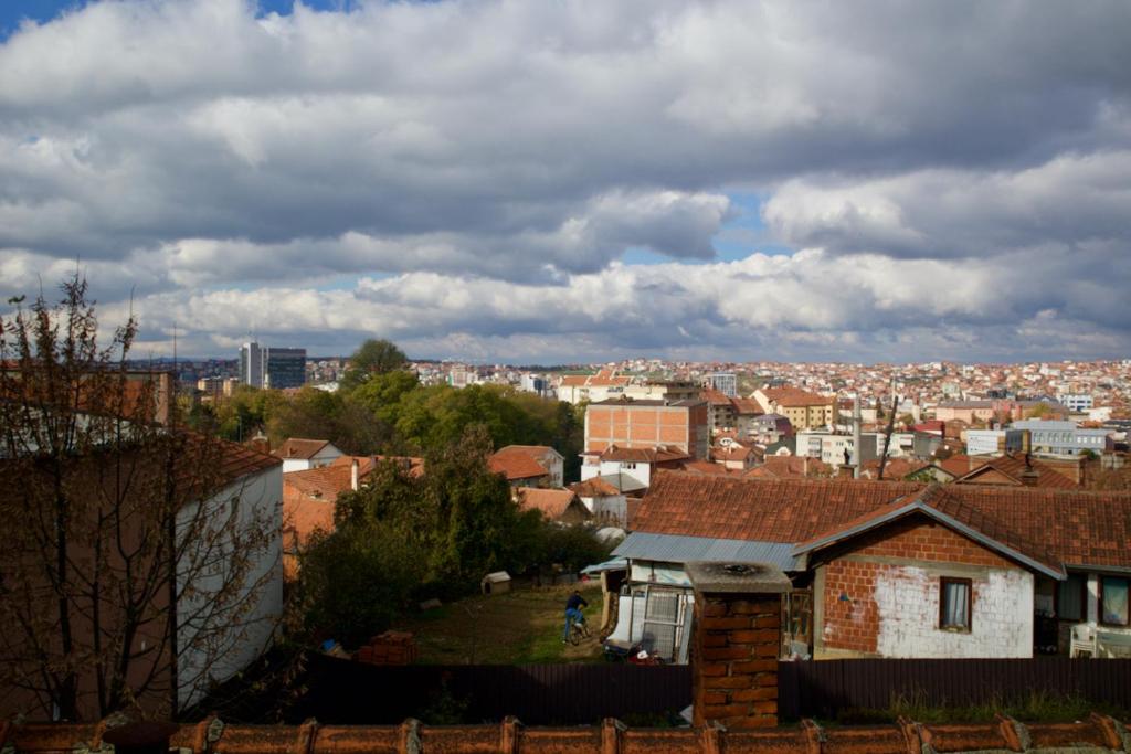 Nespecifikovaný výhled na destinaci Priština nebo výhled na město při pohledu z hostelu