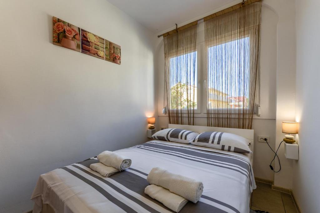 sypialnia z łóżkiem z 2 poduszkami w obiekcie Diva Apartment w mieście Povljana