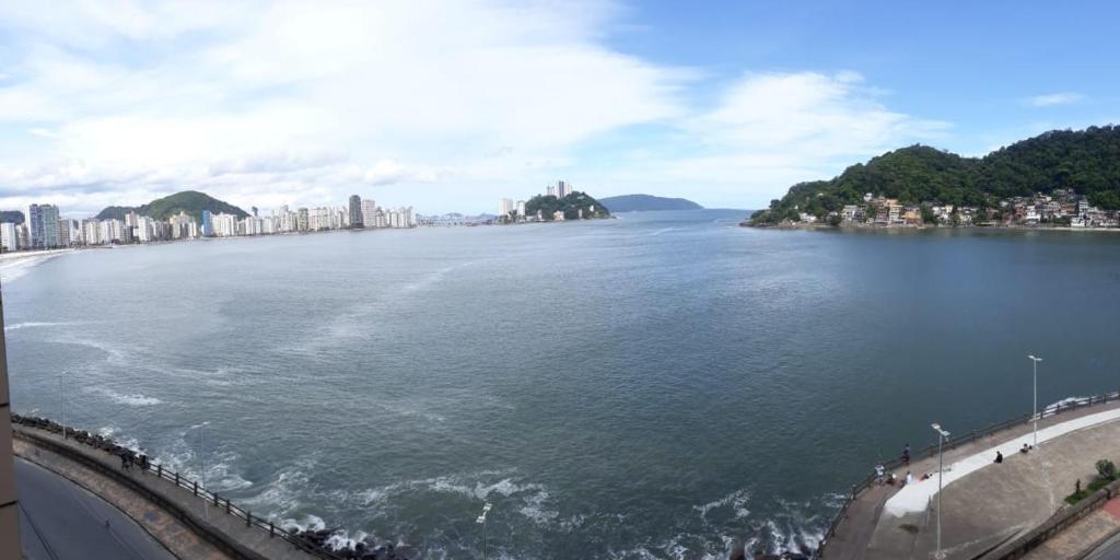a view of a large body of water with buildings at Lar de férias in São Vicente