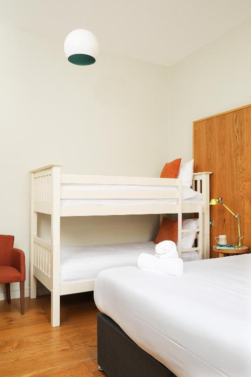 Postel nebo postele na pokoji v ubytování Cairn Hotel & Apartments