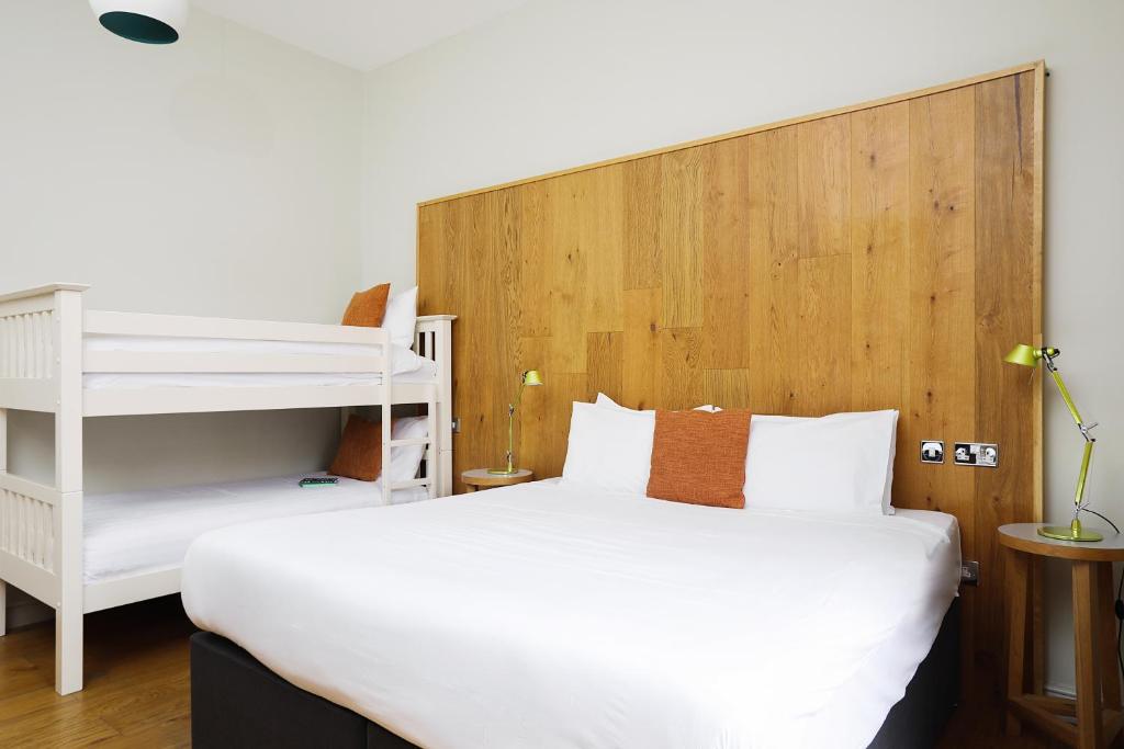 Postel nebo postele na pokoji v ubytování Cairn Hotel & Apartments