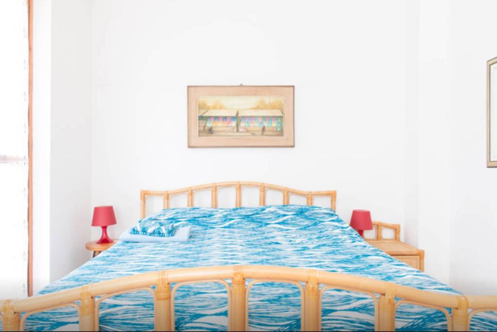 ヴェンティミリアにあるnervia 52のベッドルーム1室(青い掛け布団付きのベッド1台付)