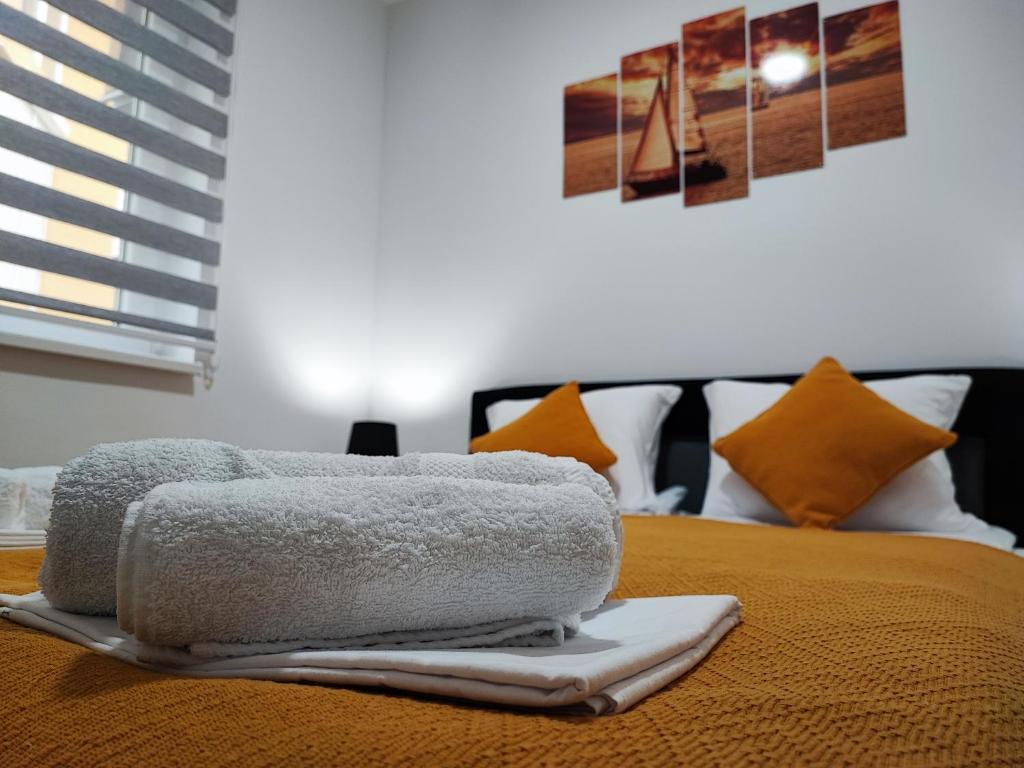 un letto con un mucchio di asciugamani sopra di White pearl a Veliko Gradište