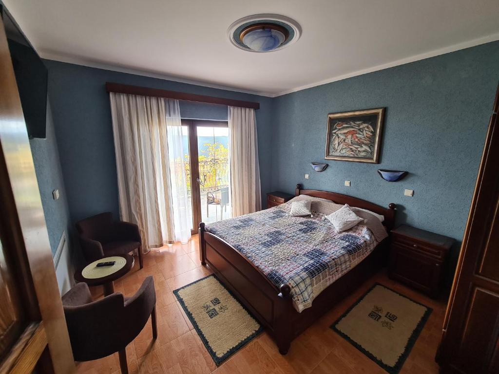 een slaapkamer met een bed en een raam bij Villa Deloik Ante`s Hill House in Budva