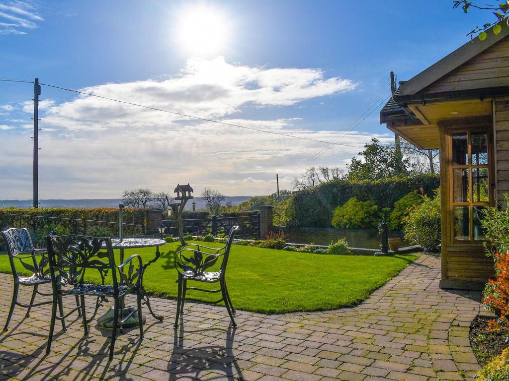 d'une terrasse avec des chaises et une table dans la cour. dans l'établissement Beech Cottage, à Somersal Herbert