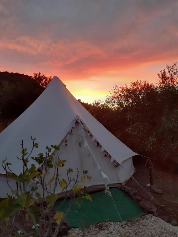 アロラにあるHidden Valley Andaluciaの夕日を背景に望む白いテント