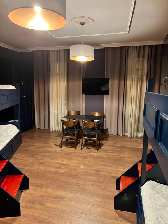 TV a/nebo společenská místnost v ubytování Amo's Hotel