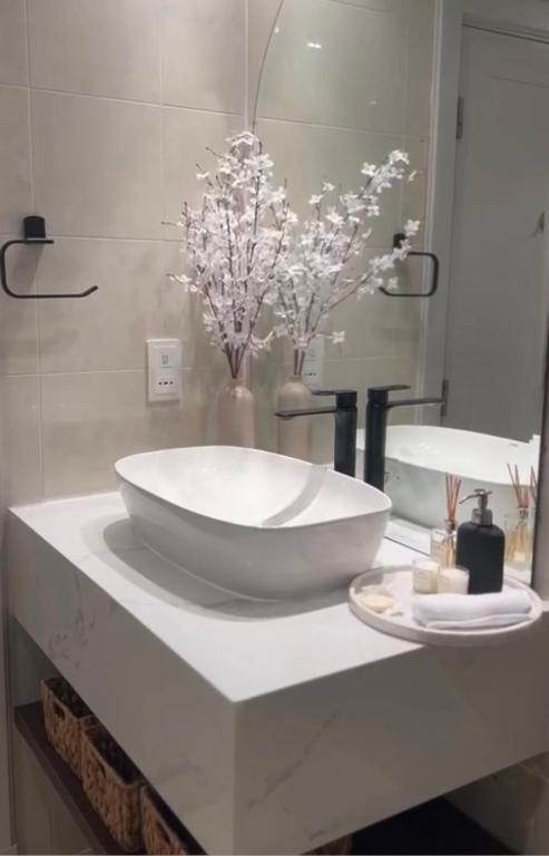 Koupelna v ubytování Beachfront Luxury Apartment-Pearl Island شقه مطله على الشاطئ بجزيرة اللؤلؤه