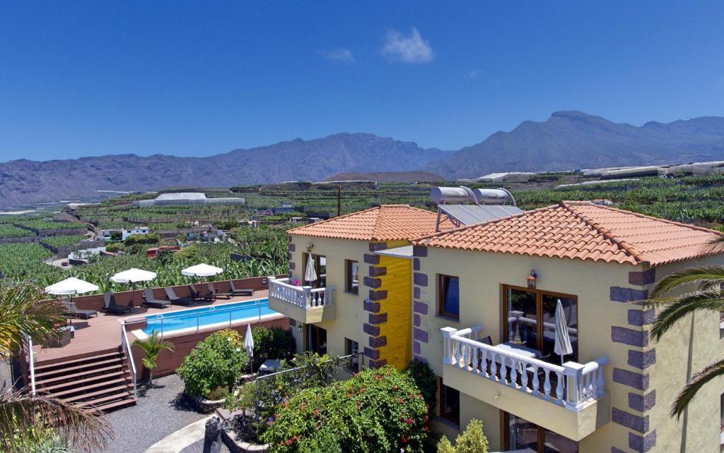 Blick auf ein Resort mit Pool in der Unterkunft Finca Marina BuenVivir in Tazacorte