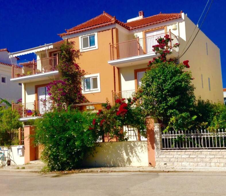 een groot huis met bloemen ervoor bij Καινούριο Ανεξάρτητο Διαμέρισμα in Nafplio