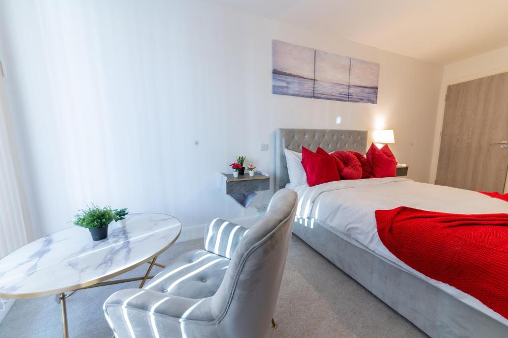 a bedroom with a large bed and a glass table at LUXURY 2 Bedrooms - 2 BATHROOMS - F5 in London