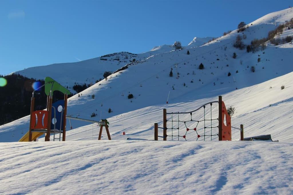 eine schneebedeckte Piste mit einer Person an einer Skipiste in der Unterkunft Les Gourgs Blancs - Val Louron, vue sur pistes in Génos