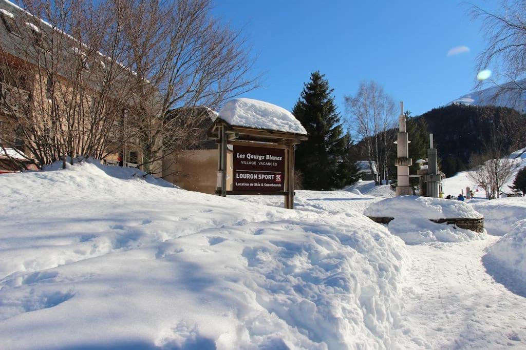 ein Schneehaufen vor einem Schild in der Unterkunft Les Gourgs Blancs - Val Louron, vue sur pistes in Génos