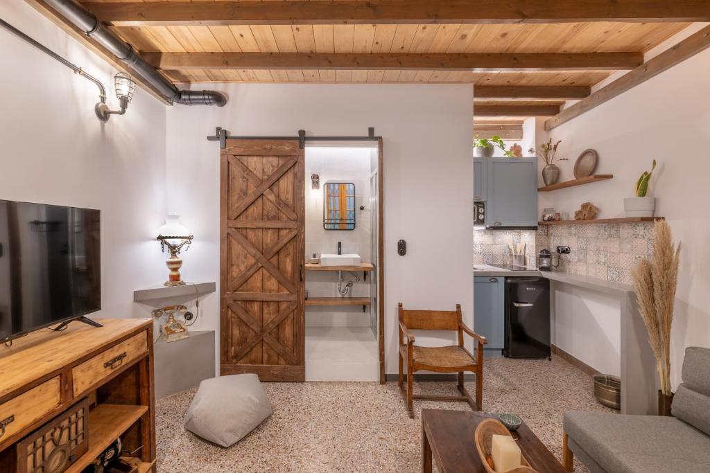 cocina y sala de estar con puerta corredera de granero en Stoa Kairi Loft B, en Atenas
