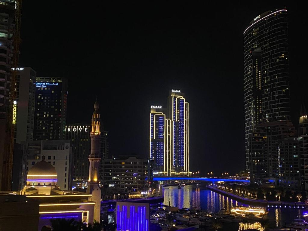 - une vue sur les toits de la ville la nuit dans l'établissement La vista Marina, à Dubaï