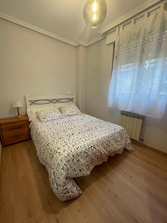 Postel nebo postele na pokoji v ubytování San Pablo, piso céntrico