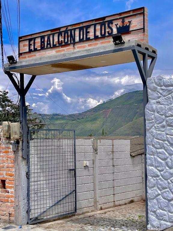Nespecifikovaný výhled na hory nebo výhled na hory při pohledu z penzionu – hostince