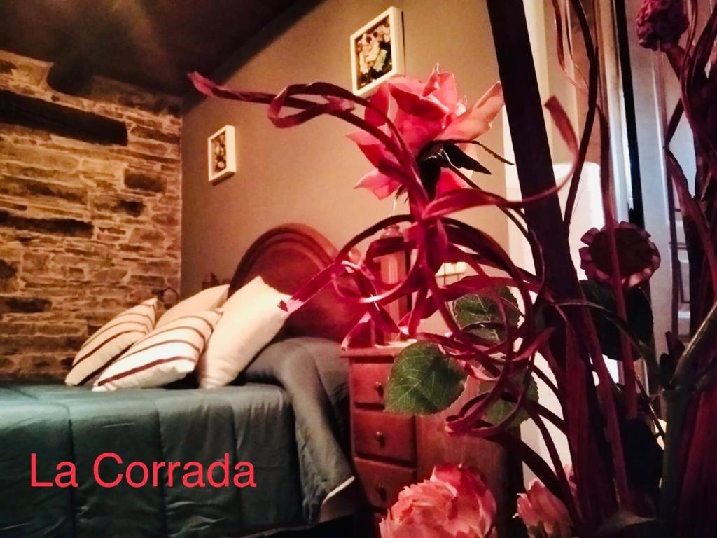 サンタ・エウラリア・デ・オスコスにあるApartamento La Corradaの植物が隣接するベッドルーム1室