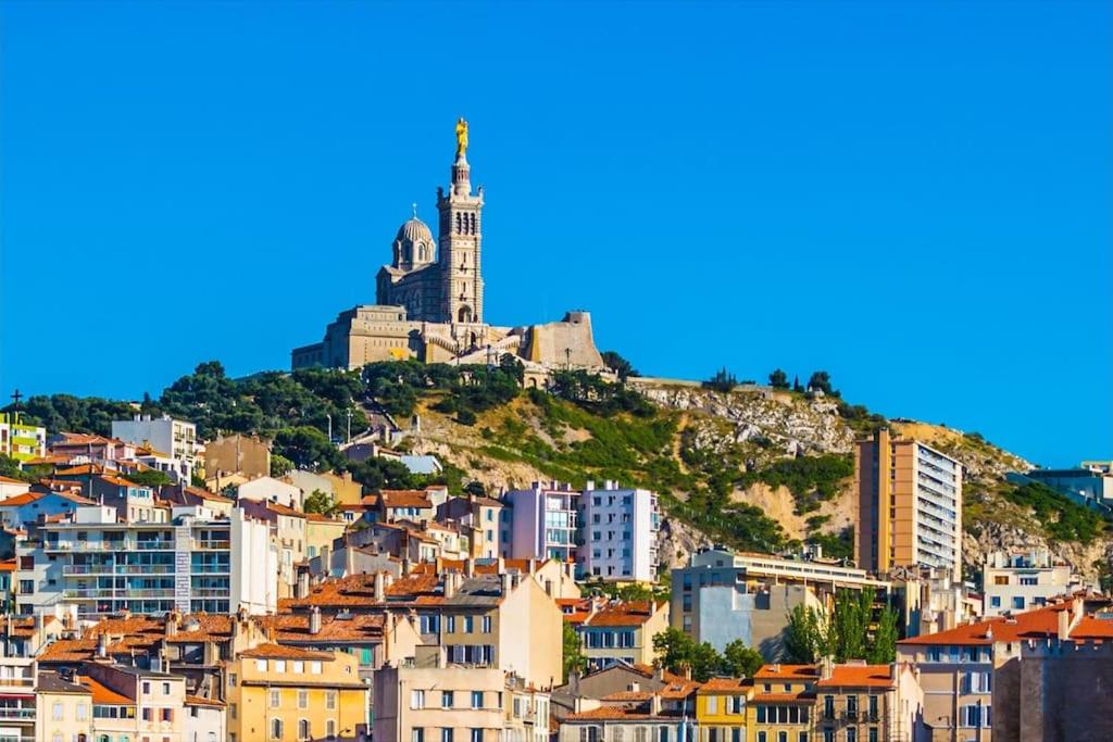 馬賽的住宿－Marseille superbe appartement très bien situé，山顶上城市,有建筑