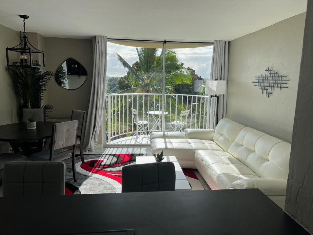 Posezení v ubytování Stunning Views Best location in Hilo 2BR modern Condo