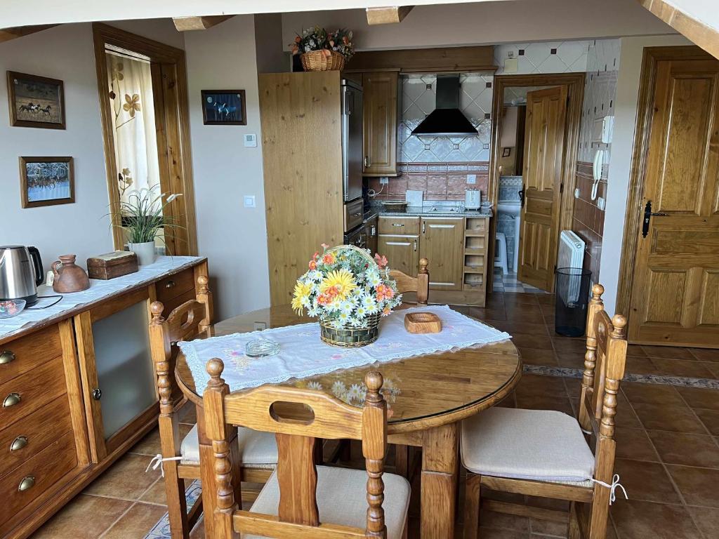 Kuchyňa alebo kuchynka v ubytovaní El Nido de Gredos cuco apartamento con chimenea