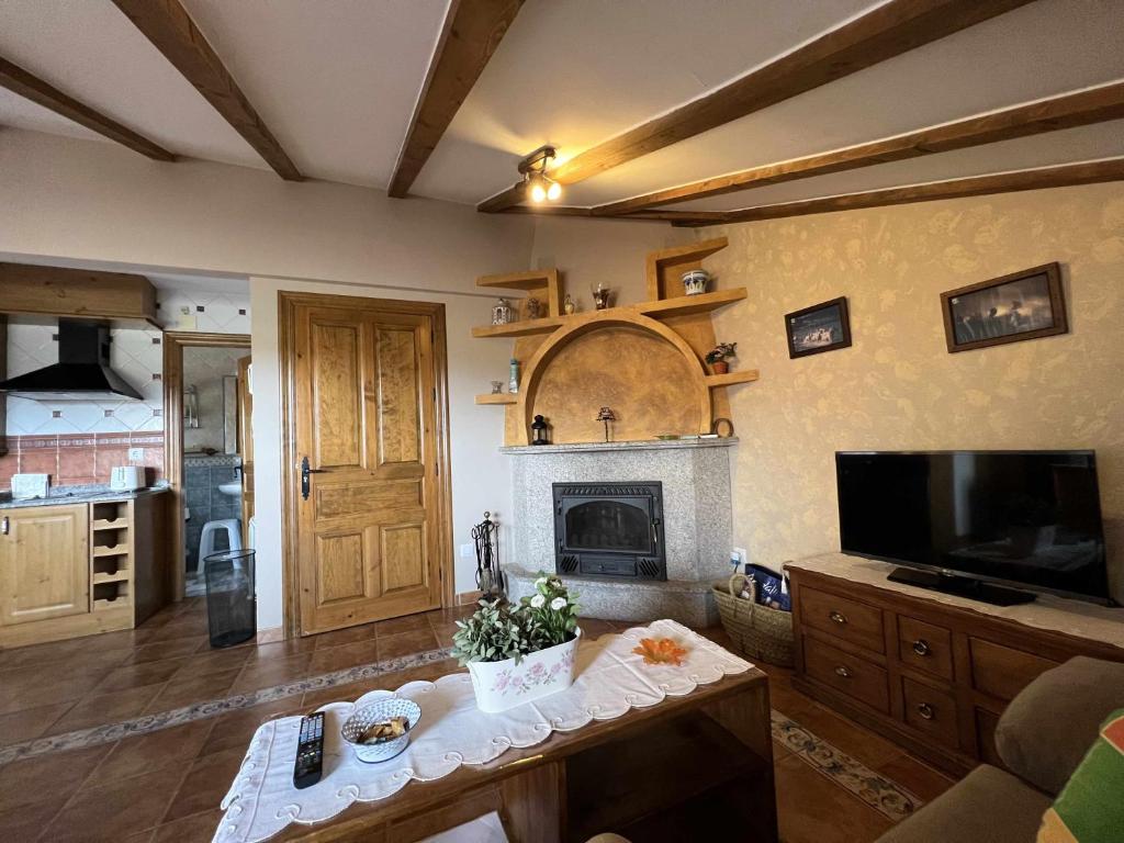 Televízia a/alebo spoločenská miestnosť v ubytovaní El Nido de Gredos cuco apartamento con chimenea
