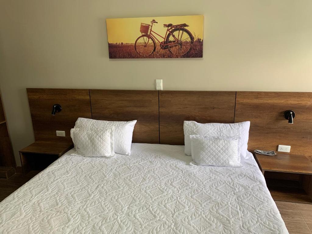 Postel nebo postele na pokoji v ubytování HOTEL MELGAR PLAZA