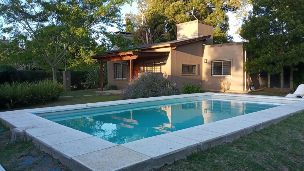 una piscina frente a una casa en Casa/Quinta Las Hayas (A 5 CUADRAS DE LA LAGUNA) en Chascomús