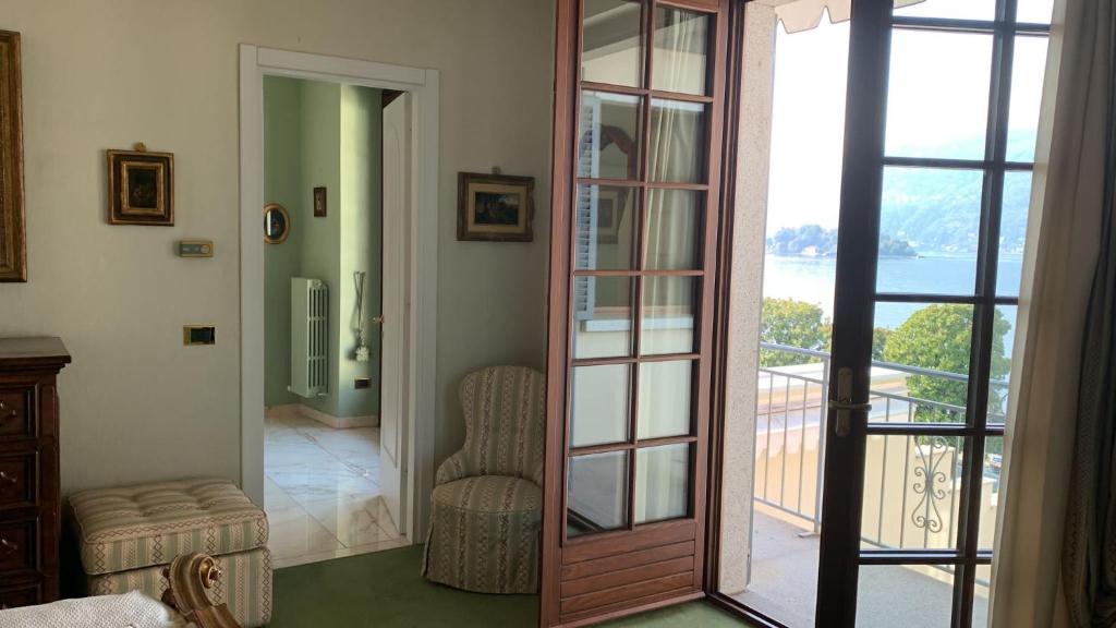 a room with a door leading to a balcony at Residenza Le Magnolie in Verbania