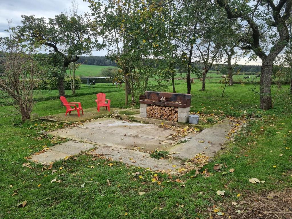 Zahrada ubytování Gîte 'Il y a' 11 à 13 pers #Nature #Familles #Calme #Pas d'abus d'alcool