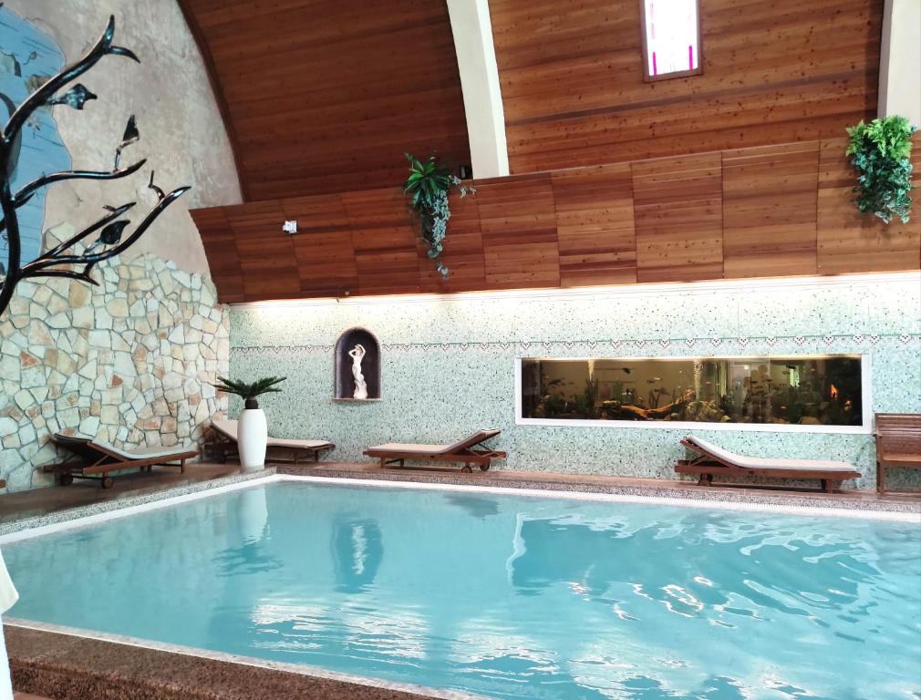 Bazén v ubytovaní Spa Residence Carbona Mona Lila Apartman alebo v jeho blízkosti