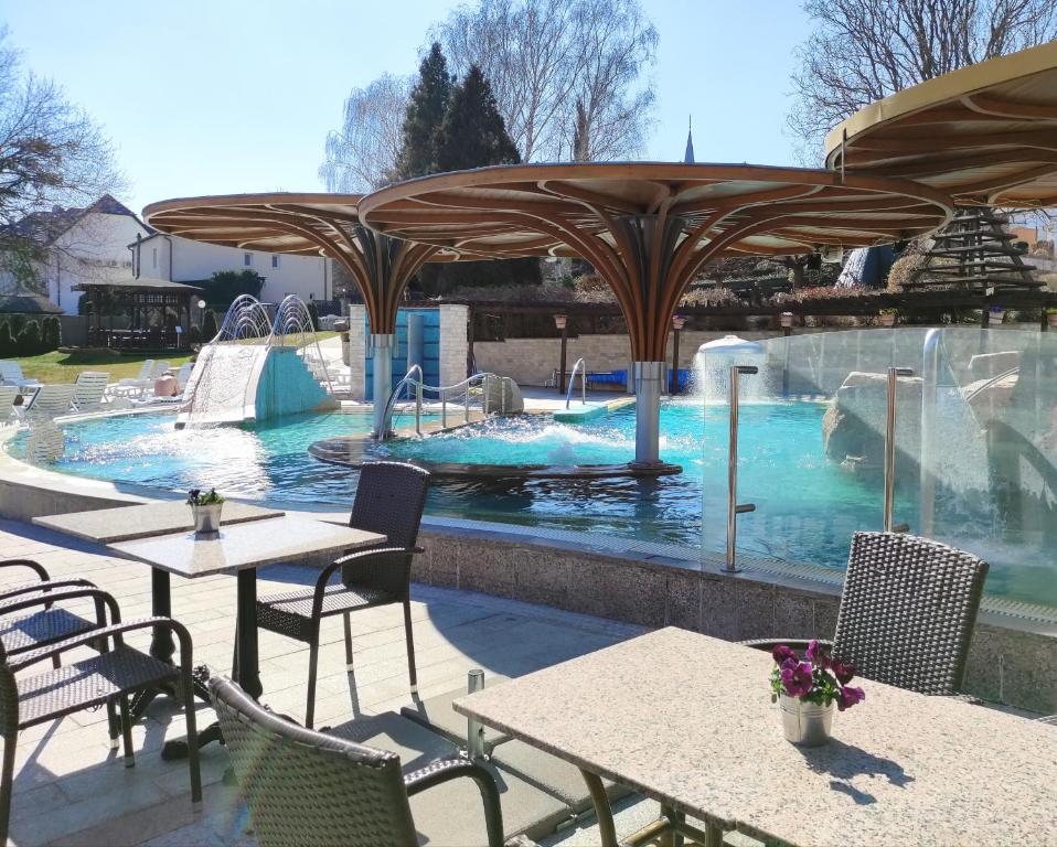 Bazén v ubytovaní Spa Residence Carbona Mona Lila Apartman alebo v jeho blízkosti
