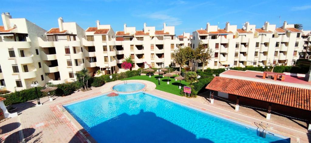 Bazén v ubytovaní Apartamento La Felicidad II by DENIA COSTA alebo v jeho blízkosti