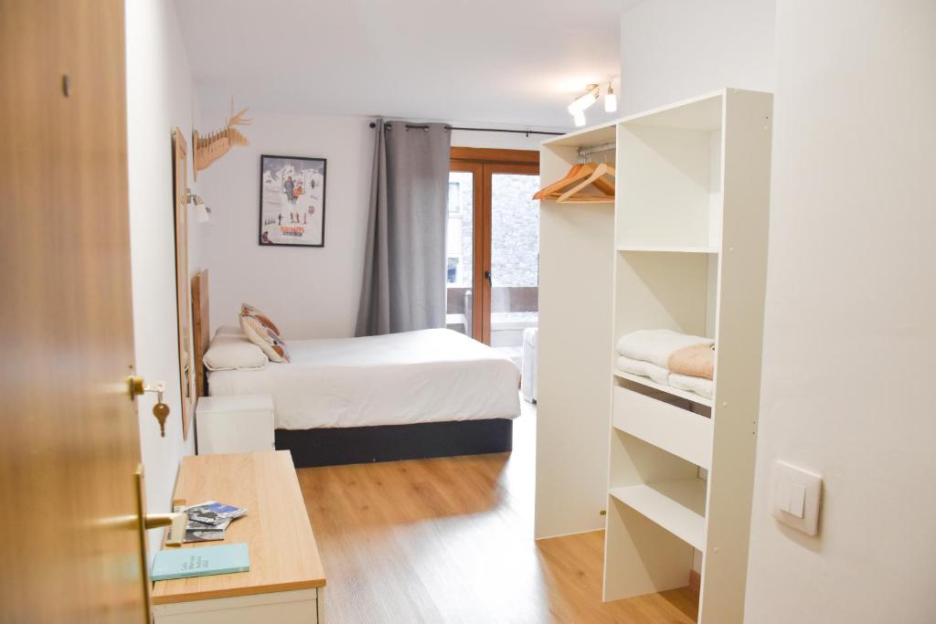 een kleine kamer met een bed en een kast bij NEU II - Nuevo! Céntrico estudio en Pas de la Casa HUT2-8055 in Pas de la Casa