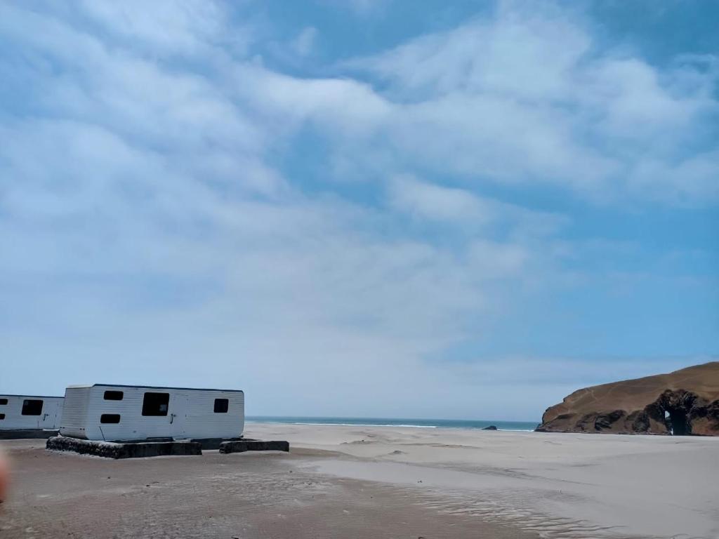 瓦爾梅的住宿－Patitos，一群停泊在海滩上的野营拖车