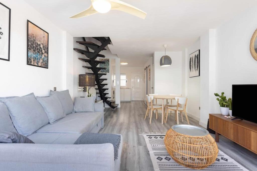 Televízia a/alebo spoločenská miestnosť v ubytovaní Callao Perfect Stay by Sunkeyrents