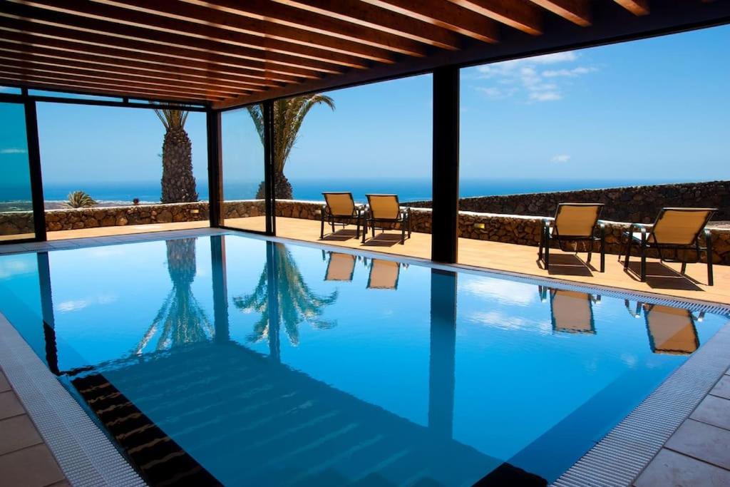 une piscine avec vue sur l'océan dans l'établissement Casa Hugo, à Tías