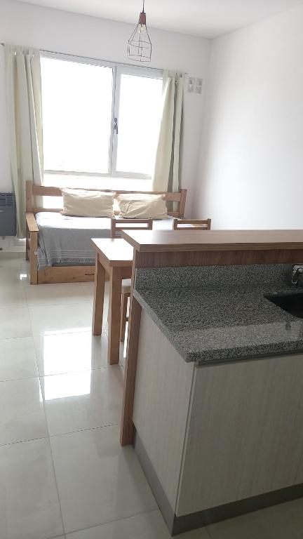 Habitación con cocina y ventana con cama. en CENTRO NORTE ll a 400 mts del centro con cochera incluida, en Bahía Blanca