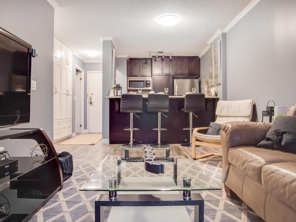 NEW Cozy and Central DT Home w Gym Coffee Parking BBQ - Housity