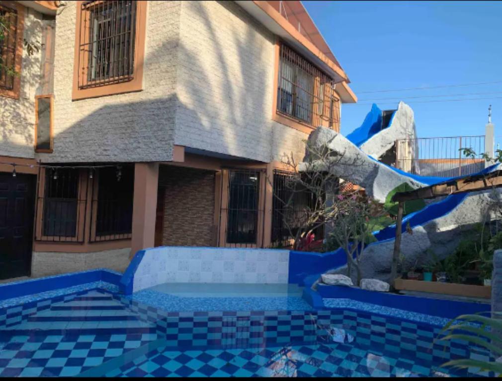 Casa Real Cozumel في كوزوميل: منزل به فناء من البلاط الأزرق والأبيض