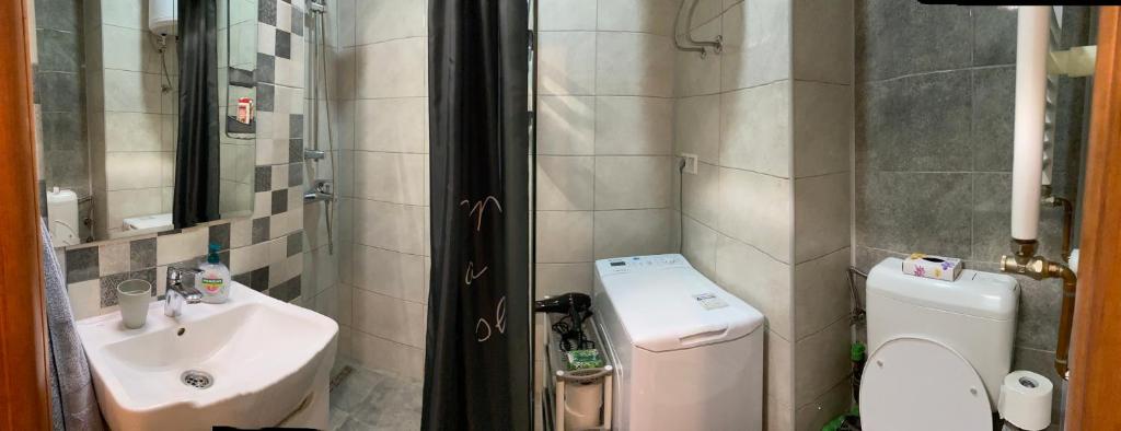 La petite salle de bains est pourvue d'un lavabo et de toilettes. dans l'établissement Kod Lipe - Travnik, à Travnik