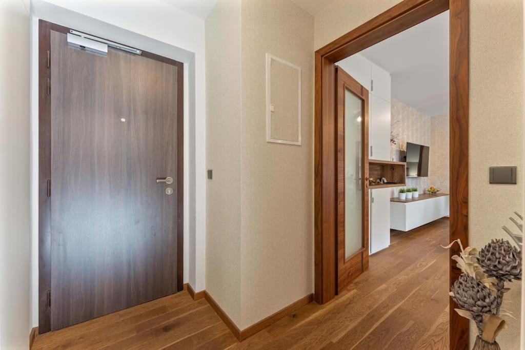 Postel nebo postele na pokoji v ubytování Apartment Adélka 104, private wellness - whirlpool, sauna, parking