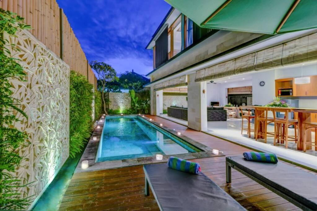 レギャンにあるVilla Lacasa2- modern tropical 2BR Villa with butlerの裏庭のスイミングプール