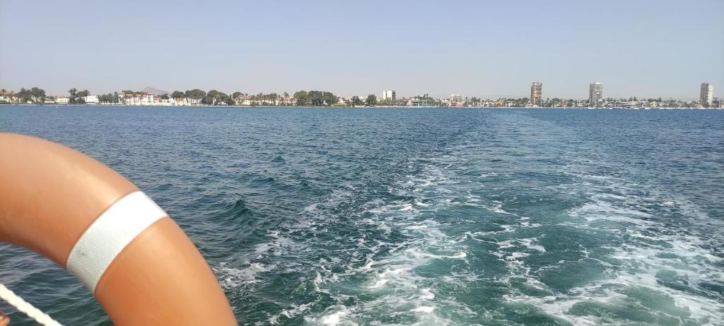 - une vue sur l'eau depuis l'arrière du bateau dans l'établissement Tamara Mar Menor, à San Javier