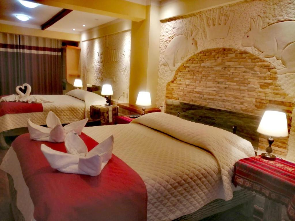 una camera d'albergo con due letti e un camino di Hotel REY DAVID a Uyuni