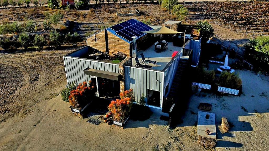 una vista aérea de una casa con techo solar en Finca Vidandrei CASA MAZAHUA en Valle de Guadalupe