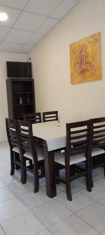 a dining room with a table and chairs at Departamento ANGOSTURA in General Alvear