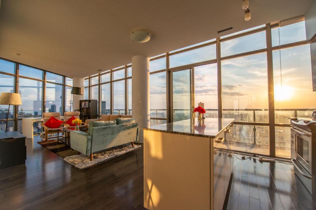 トロントにあるUnbelievable Penthouse View with 3 bedroomsの市街の景色を望むリビングルーム